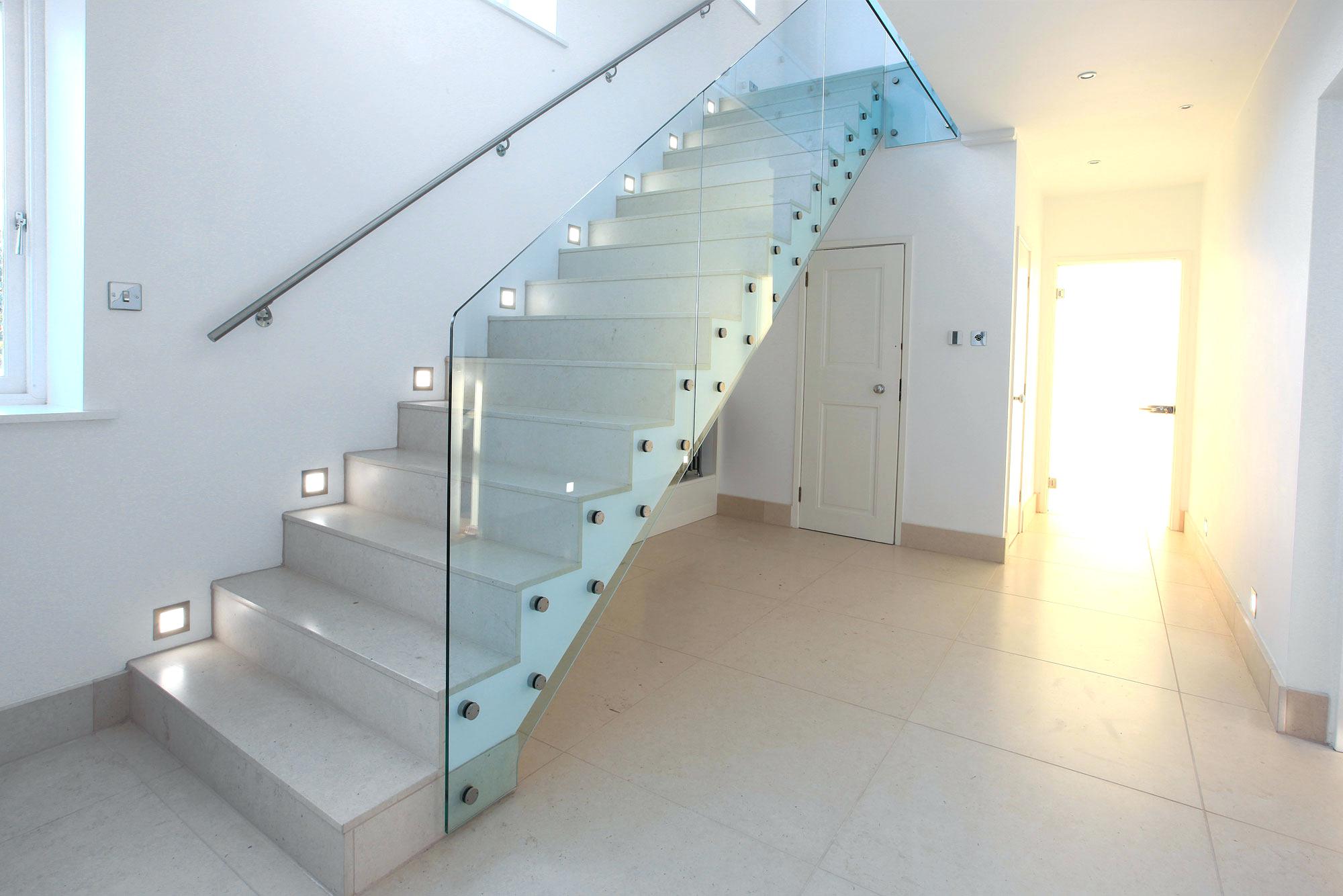 Чому ваш вибір — скляні перила та огорожі на сходах?